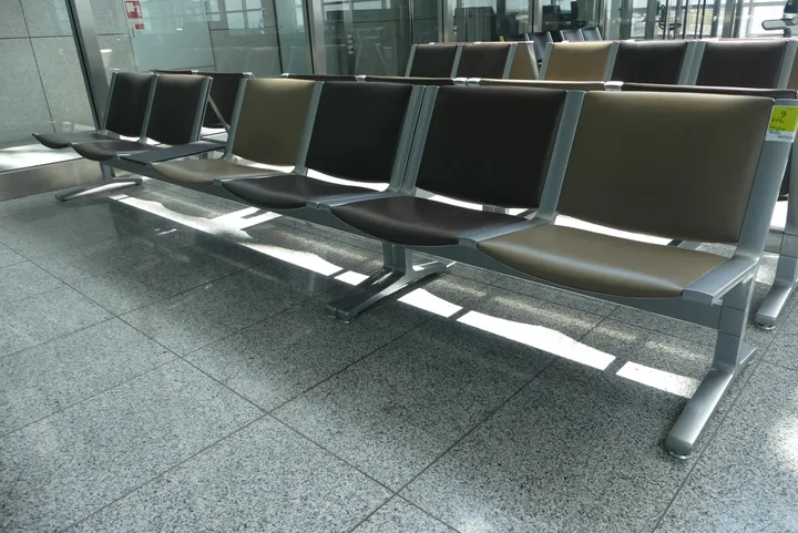 Kusch&co Flughafenbänke, 1x 4 Sitzplätze + 1x 2 Sitzplätze Umfang: 1x 4er-Bank, 1x 3er-Bank
